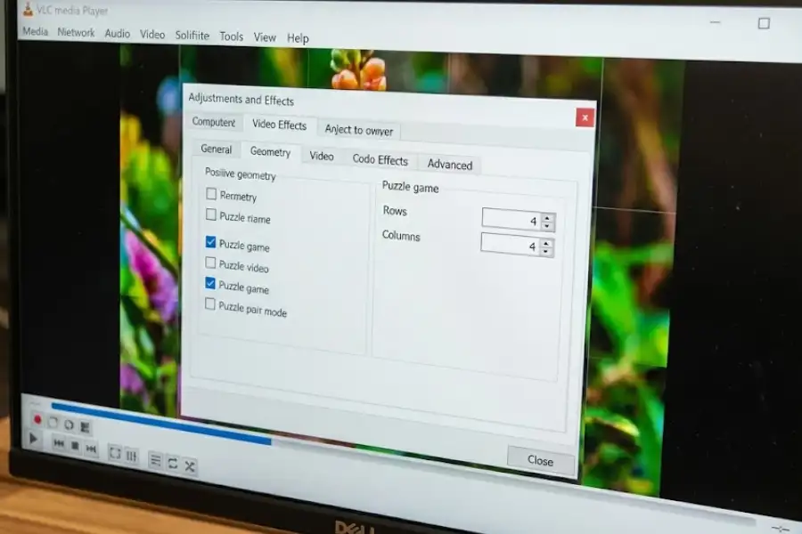 VLC Media Player settings window displaying Puzzle game option with 4x4 grid configuration.